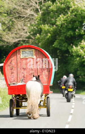 Zwischen Sedbergh und Kirkby Stephen, UK. 1. Juni 2014. Pferdekutsche Wohnwagen in Richtung das Pferd Messe am Appleby in Westmorland entlang der A683 zwischen Sedbergh und Kirkby Stephen, bereit, auf Cote Moor Zelten. Die Messe, die seit 1685 in Betrieb ist, ist das größte seiner Art in Europa. Dieses Jahr findet das Oktoberfest auf dem 5-11. Juni. Bildnachweis: Wayne HUTCHINSON/Alamy Live-Nachrichten Stockfoto