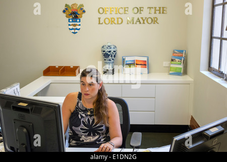 Brisbane Australien, Adelaide Street, Brisbane City Hall, Büro des Oberbürgermeisters, weibliche Frauen, Sekretärin, Büroangestellte, Arbeit, Angestellte arbeiten Stockfoto