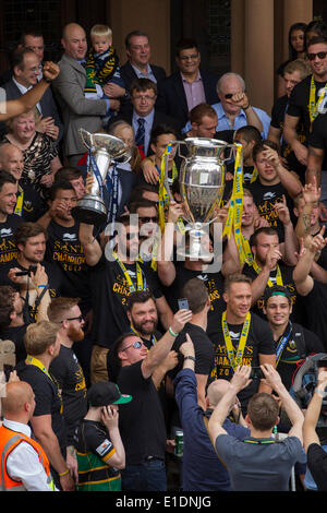 Northampton. Sonntag, 1. Juni 2014. Die Guildhall. Die Northampton Saints Spieler und Trainerstab ziehen die Aviva Premiership Champions Trophäe gewann gestern 2014-05-31 und Amlin Challenge Cup in die Innenstadt, um einen historischen Doppelerfolg mit ihren Fans zu feiern. Kredit: Keith J Smith./Alamy Live Nachrichten Stockfoto