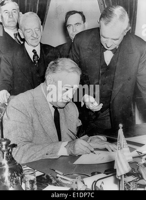 Präsident Roosevelt Unterzeichnung der Erklärung des Krieges gegen Deutschland, 11. Dezember 1941 Stockfoto