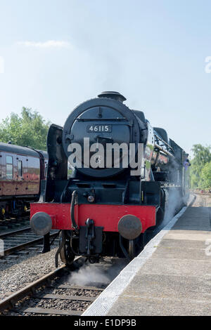 Dereham, UK. 1. Juni 2014. LMS Jubilee Klasse 6 P 4-6-0 keine 45699 Galatea LMS Roel Scot Klasse 7P 4-6-0 keine 46115 Scots Gardist LMS Klasse 8F 2-8-0 keine 48151 besuchen Norfolk für die Dampf-Gala vom 30. Mai 2014. zu 1. Juni 2014 zieht viele Besucher aller Altersgruppen. Bildnachweis: Major Gilbert/Alamy Live-Nachrichten Stockfoto