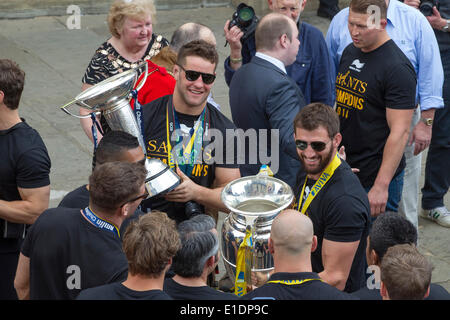 Northampton. Sonntag, 1. Juni 2014. Die GuilhHall, die Northampton Saints Spieler und Trainerstab ziehen die Aviva Premiership Champions Trophäe gewann gestern 2014-05-31 und Amlin Challenge Cup in die Innenstadt, um einen historischen Doppelerfolg mit ihren Fans zu feiern. Kredit: Keith J Smith./Alamy Live Nachrichten Stockfoto