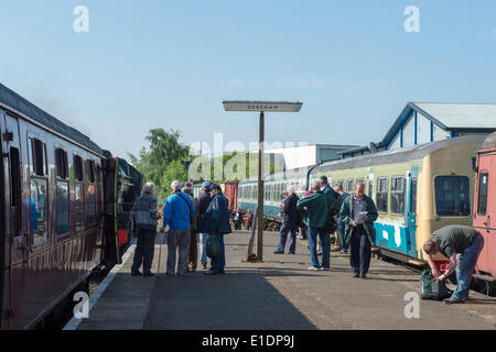 Dereham, UK. 1. Juni 2014. LMS Jubilee Klasse 6 P 4-6-0 keine 45699 Galatea LMS Roel Scot Klasse 7P 4-6-0 keine 46115 Scots Gardist LMS Klasse 8F 2-8-0 keine 48151 besuchen Norfolk für die Dampf-Gala vom 30. Mai 2014. zu 1. Juni 2014 zieht viele Besucher aller Altersgruppen. Bildnachweis: Major Gilbert/Alamy Live-Nachrichten Stockfoto