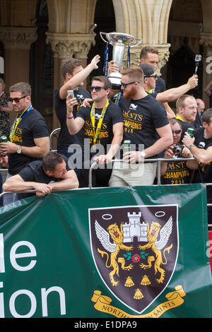 Northampton. Sonntag, 1. Juni 2014. Die GuilhHall, die Northampton Saints Spieler und Trainerstab ziehen die Aviva Premiership Champions Trophäe gewann gestern 2014-05-31 und Amlin Challenge Cup in die Innenstadt, um einen historischen Doppelerfolg mit ihren Fans zu feiern. Kredit: Keith J Smith./Alamy Live Nachrichten Stockfoto