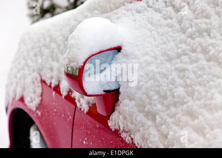 jede Menge Neuschnee auf einem geparkten Auto. Fahren im Winter. Stockfoto