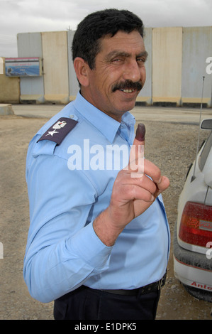 Eine irakische Polizisten zeigt seinen Zeigefinger blau gefärbten als Beweis dafür, dass er im Irak 2010 nationale Parliamenta teilgenommen Stockfoto