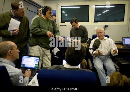 US-Verteidigungsminister Robert M. Gates spricht mit Pressevertretern an Bord einer Boeing E-4 b-Flugzeuge auf dem Weg nach Afghanistan Mar Stockfoto