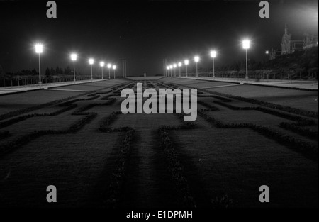 Der Parque Eduardo VII ist ein großer öffentlicher Park in Lissabon, der für seine Gärten, weitläufigen Grünflächen und die malerische Aussicht auf die Stadt bekannt ist und ein beliebtes Gebiet für Freizeit und Entspannung bietet. Stockfoto