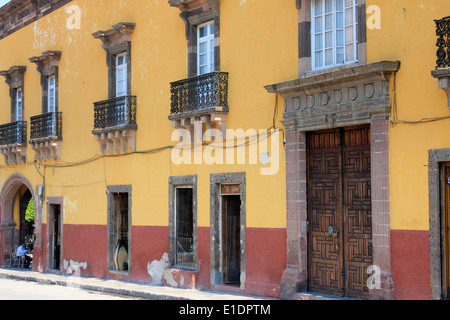 Ein Kolonial-Stil-Haus gemalt, gelb und rot in San Miguel de Allende, Guanajuato, Mexiko Stockfoto