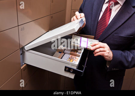 Ein Schließfach in einem Banktresor. Aufbewahrung von Bargeld und Dokumenten. Stockfoto