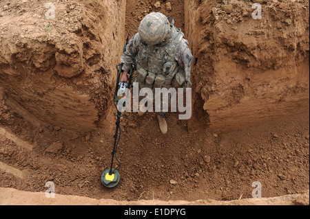 US Army Spc. Brad Ullrich hilft den Mitgliedern der grünen Zug, kombiniert Security Force suchen ein Waffenlager in Kirkuk, Irak, Stockfoto