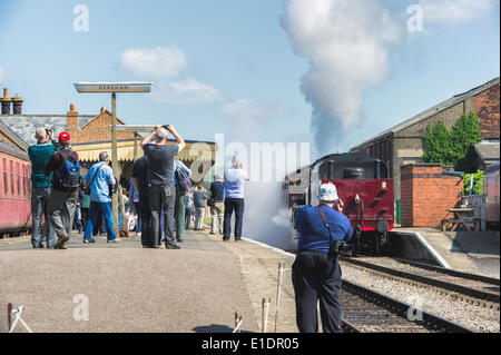 Dereham, UK. 1. Juni 2014. LMS Jubilee Klasse 6 P 4-6-0 keine 45699 Galatea LMS Roel Scot Klasse 7P 4-6-0 keine 46115 Scots Gardist LMS Klasse 8F 2-8-0 keine 48151 besuchen Norfolk für die Dampf-Gala vom 30. Mai 2014. zu 1. Juni 2014 zieht viele Besucher aller Altersgruppen. Bildnachweis: Major Gilbert/Alamy Live-Nachrichten Stockfoto