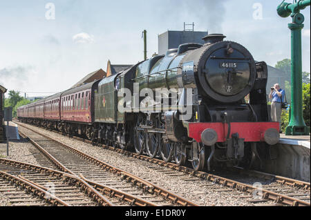 Dereham, UK. 1. Juni 2014. LMS Jubilee Klasse 6 P 4-6-0 keine 45699 Galatea LMS Roel Scot Klasse 7P 4-6-0 keine 46115 Scots Gardist LMS Klasse 8F 2-8-0 keine 48151 besuchen Norfolk für die Dampf-Gala vom 30. Mai 2014. zu 1. Juni 2014 zieht viele Besucher aller Altersgruppen. Bildnachweis: Major Gilbert/Alamy Live-Nachrichten Stockfoto