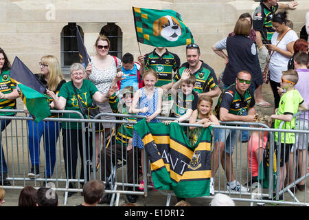 Northampton. Sonntag, 1. Juni 2014. Die GuilhHall, die Northampton Saints Spieler und Trainerstab ziehen die Aviva Premiership Champions Trophäe gewann gestern 2014-05-31 und Amlin Challenge Cup in die Innenstadt, um einen historischen Doppelerfolg mit ihren Fans zu feiern. Kredit: Keith J Smith./Alamy Live Nachrichten Stockfoto