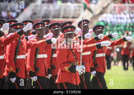 Nairobi, Kenia. 1. Juni 2014. Kenianischen Militär Teilnahme einer feierlichen Parade während des Landes 51 Independence Day Cerebrations, im Nyayo National Stadium in der kenianischen Hauptstadt Nairobi am 1. Juni 2014, 1. Juni ist eine jährliche Gehirntätigkeit, die Freiheit des Landes von den britischen Kolonisten im Jahre 1963 zu markieren, die Cerebrations kommt zu einem Zeitpunkt hat Kenia Wirtschafts- und Unsicherheit Herausforderungen.  Bildnachweis: Tom Maruko/PACIFIC PRESS/Alamy Live-Nachrichten Stockfoto