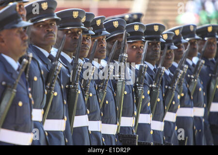 Nairobi, Kenia. 1. Juni 2014. Kenianischen Militär Teilnahme einer feierlichen Parade während des Landes 51 Independence Day Cerebrations, im Nyayo National Stadium in der kenianischen Hauptstadt Nairobi am 1. Juni 2014, 1. Juni ist eine jährliche Gehirntätigkeit, die Freiheit des Landes von den britischen Kolonisten im Jahre 1963 zu markieren, die Cerebrations kommt zu einem Zeitpunkt hat Kenia Wirtschafts- und Unsicherheit Herausforderungen.  Bildnachweis: Tom Maruko/PACIFIC PRESS/Alamy Live-Nachrichten Stockfoto