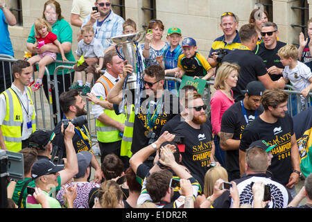 Northampton. Sonntag, 1. Juni 2014. Die Guildhall, die Northampton Saints Spieler und Trainerstab ziehen die Aviva Premiership Champions Trophäe gewann gestern 2014-05-31 und Amlin Challenge Cup in die Innenstadt, um einen historischen Doppelerfolg mit ihren Fans zu feiern. Kredit: Keith J Smith./Alamy Live Nachrichten Stockfoto