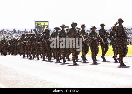 Nairobi, Kenia. 1. Juni 2014. Kenianische Offiziere teilnehmen an der feierlichen Parade während des Landes 51 Independence Day Cerebrations, im Nyayo National Stadium in der kenianischen Hauptstadt Nairobi am 1. Juni 2014, 1. Juni ist eine jährliche Gehirntätigkeit, die Freiheit des Landes von den britischen Kolonisten im Jahre 1963 zu markieren, der Cerebrations kommt zu einem Zeitpunkt hat Kenia Wirtschafts- und Unsicherheit Herausforderungen.  Bildnachweis: Tom Maruko/PACIFIC PRESS/Alamy Live-Nachrichten Stockfoto