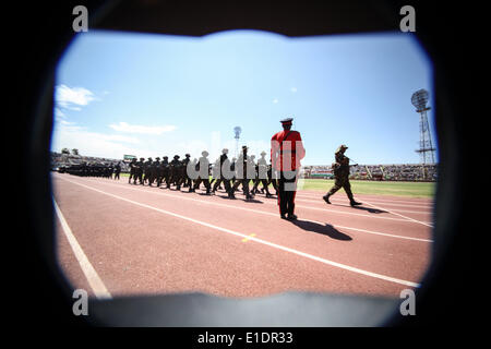 Nairobi, Kenia. 1. Juni 2014. Kenianische Offiziere teilnehmen an der feierlichen Parade während des Landes 51 Independence Day Cerebrations, im Nyayo National Stadium in der kenianischen Hauptstadt Nairobi am 1. Juni 2014, 1. Juni ist eine jährliche Gehirntätigkeit, die Freiheit des Landes von den britischen Kolonisten im Jahre 1963 zu markieren, der Cerebrations kommt zu einem Zeitpunkt hat Kenia Wirtschafts- und Unsicherheit Herausforderungen.  Bildnachweis: Tom Maruko/PACIFIC PRESS/Alamy Live-Nachrichten Stockfoto