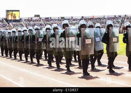 Nairobi, Kenia. 1. Juni 2014. Kenias Gefängnisse Offiziere teilnehmen an der feierlichen Parade während des Landes 51 Unabhängigkeitstag Cerebrations, im Nyayo National Stadium in der kenianischen Hauptstadt Nairobi am 1. Juni 2014, 1. Juni ist eine jährliche Gehirntätigkeit anlässlich der Freiheit des Landes von den britischen Kolonisten im Jahre 1963, der Cerebrations kommt zu einem Zeitpunkt hat Kenia Wirtschafts- und Unsicherheit Herausforderungen.  Bildnachweis: Tom Maruko/PACIFIC PRESS/Alamy Live-Nachrichten Stockfoto