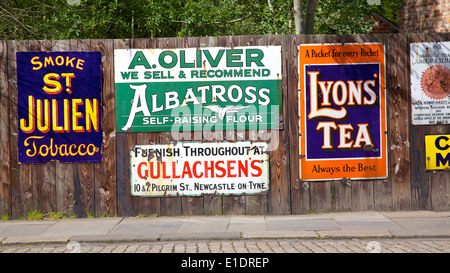 Antiker Werbeschilder im Beamish Museum, eine weltberühmte Freilichtmuseum in Nordost-England. Stockfoto