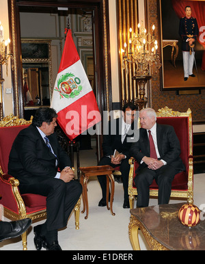 US-Verteidigungsminister Robert M. Gates und peruanischen Präsidenten Alan Garcia Meeting ein im Präsidentenpalast in Lima, Peru Stockfoto