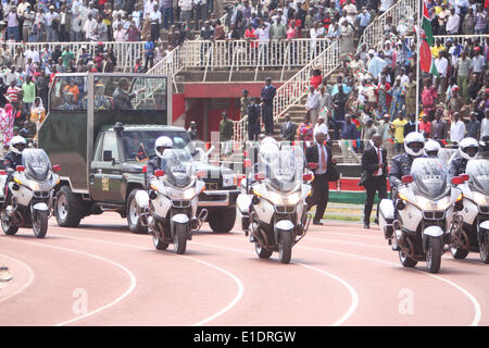 Nairobi, Kenia. 1. Juni 2014. Kenianische Präsident Uhuru Kenyatta Gruß des Publikums, während das Land 51 Unabhängigkeitstag Cerebrations im Nyayo National Stadium in der kenianischen Hauptstadt Nairobi am 1. Juni 2014, 1. Juni ist eine jährliche Gehirntätigkeit, die Freiheit des Landes von den britischen Kolonisten im Jahre 1963 zu markieren, der Cerebrations kommt zu einem Zeitpunkt hat Kenia Wirtschafts- und Unsicherheit Herausforderungen.  Bildnachweis: Tom Maruko/PACIFIC PRESS/Alamy Live-Nachrichten Stockfoto