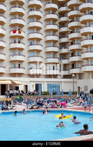 Urlauber genießen den Pool in einer Hotelanlage auf Ibiza Stockfoto