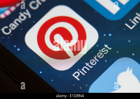 Pinterest app-Symbol auf dem Handy. Stockfoto