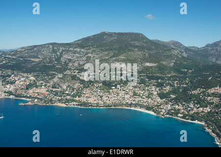 LUFTAUFNAHME. Badeort am Fuße des Mont-AGEL (Höhe: 1148 Meter). Roquebrune-Cap-Martin, Alpes-Maritimes, Frankreich. Stockfoto