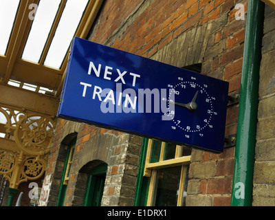 Als nächstes trainieren Sie Zeichen auf Sheringham Bahnhof North Norfolk, Großbritannien. Stockfoto