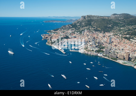 LUFTAUFNAHME. Das Fürstentum Monaco zwischen den Mittelmeerküsten und der südlichsten Spitze der Alpen. Stockfoto