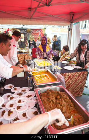 "Hallo Indonesia", Trafalgar Square, London, UK 31. Mai 2014. Eine jährliche Veranstaltung, die Indonesien-Tag auf dem Trafalgar Square zu feiern.  Indonesisch-Straße Essen (Nasi Kuning Jogjakarta) vorbereitet auf dem Trafalgar Square. Bildnachweis: Tony Farrugia/Alamy Live-Nachrichten Stockfoto