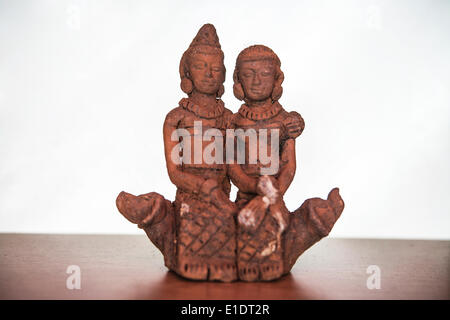 "Hallo Indonesia", Trafalgar Square, London, UK 31. Mai 2014. Eine jährliche Veranstaltung, die Indonesien-Tag auf dem Trafalgar Square zu feiern.  14. Jahrhundert Keramik - männlichen & weiblichen Figur. Bildnachweis: Tony Farrugia/Alamy Live-Nachrichten Stockfoto
