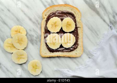 Brot mit Schokolade Sahne und Bananen Scheiben Stockfoto
