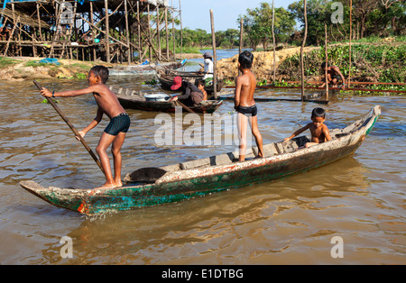 Kinder spielen in Kampong Phulk schwimmende Dorf, Siem Reap, Kambodscha Stockfoto