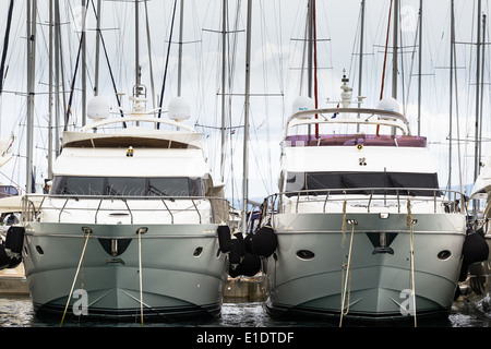 Zwei große Boote liegen vor Anker in der ACI Marina in Split Kroatien Stockfoto