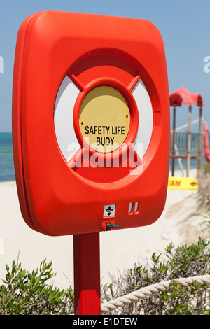 Sicherheit Rettungsring im Kunststoffkoffer stehen am Strand Stockfoto
