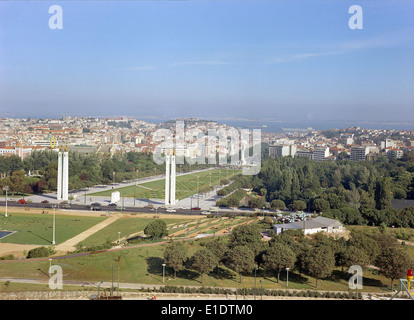 Der Parque Eduardo VII in Lissabon ist ein großer öffentlicher Park mit Grünflächen, Panoramablick und Erholungsgebieten, der als zentraler Erholungsort in der Stadt dient. Stockfoto