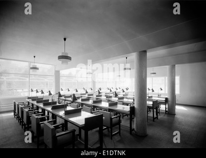 Dieses Foto zeigt die Gebäude der Associação Académica da Universidade de Coimbra in Coimbra, Portugal, und zeigt ihre architektonischen Merkmale und akademische Bedeutung, fotografiert von Horácio Novais. Stockfoto