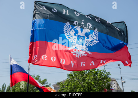 Flagge der unbekannte Donezk Volksrepublik während der Kundgebung am Lenin-Platz in Donezk am 18. Mai 2014 Stockfoto