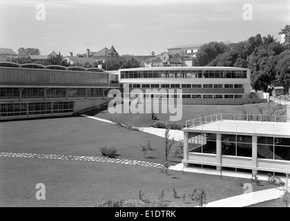 Die Edifícios da Associação Acadêmica da Universidade de Coimbra in Coimbra, Portugal, ist Teil der reichen akademischen Geschichte der Universität. Dieses Foto beleuchtet die Architektur der Gebäude und ihre Bedeutung für das Bildungs- und Kulturleben von Coimbra. Stockfoto