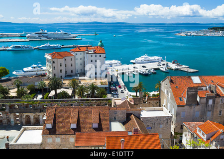 Mit Blick auf die Dächer in Split Riva in Kroatien und zeigt die wichtigsten Hafen und Fähranleger Stockfoto