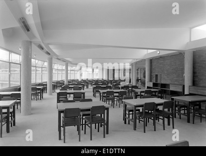 Fotografie der Gebäude der Associação Acadêmica da Universidade de Coimbra in Coimbra, Portugal, wobei der architektonische Stil und seine Verbindung zur Universität hervorgehoben werden. Stockfoto