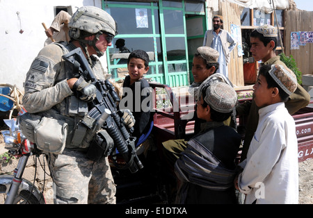 US Armee Sgt. Aaron Hestand spricht mit afghanischen Kindern während einer Patrouille in Afghanistan 3. Juli 2010. Hestand ist aus weißen Tank Stockfoto