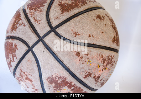 alten Basketball auf weißem Hintergrund Stockfoto