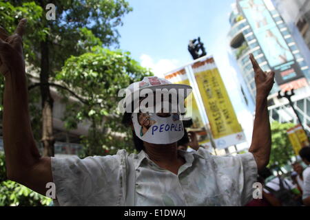 Bangkok, Thailand. 1. Juni 2014. Thai Frau Demonstrant blinkt das V für Victory-Zeichen während einer Anti-Putsch-Demonstration in einem Einkaufsviertel. Mindestens zwei Demonstranten wurden verhaftet, während Tausende von Soldaten und Polizisten in Bangkok zu sporadischen Proteste gegen den 22. Mai 2014 Staatsstreich vereiteln bereitgestellt wurden. Bildnachweis: John Vincent/Alamy Live-Nachrichten Stockfoto