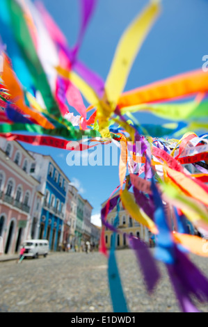 Farbenfrohe brasilianische Wunsch Bänder winken in den Himmel über koloniale Architektur der Pelourinho Salvador Bahia Brasilien Stockfoto