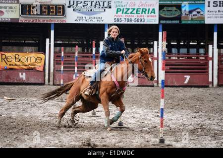 Junger Teenager Mädchen konkurrieren bei Rodeo in Pole Stockfoto