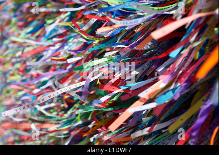 Wind weht Wand des brasilianischen Wunsch Bänder aus der berühmten Igreja Nosso Senhor Bonfim da Bahia Kirche Salvador Bahia Brasilien Stockfoto